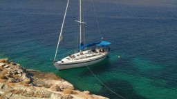 noef-boats-Altair_at_Kythnos_web